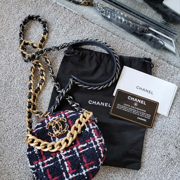 CHANEL 19 Round Clutch on chain tweed - Picture 13 of 16
